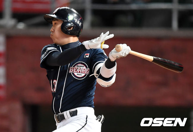 2회초 2사 두산 허경민이 안타를 때려내고 있다. /youngrae@osen.co.kr