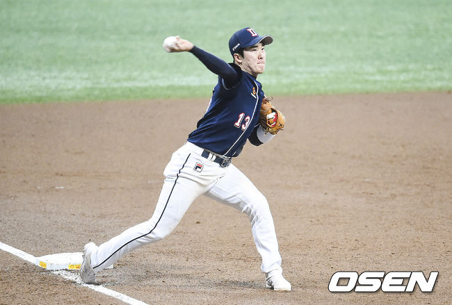 2회말 1사 만루 두산 강진성의 3루수 앞 병살타때 허경민 3루수가 타구 잡고 3루 베이스를 터치한뒤 1루 송구하고 있다. / soul1014@osen.co.kr