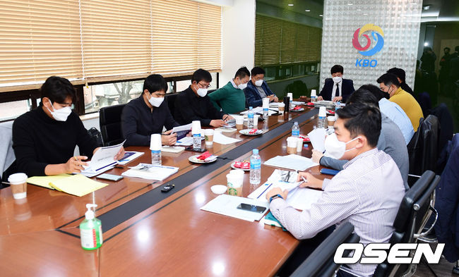 류대환 KBO 사무총장과 10개 구단 단장이 참석한 가운데 회의를 하고 있다. /jpnews@osen.co.kr