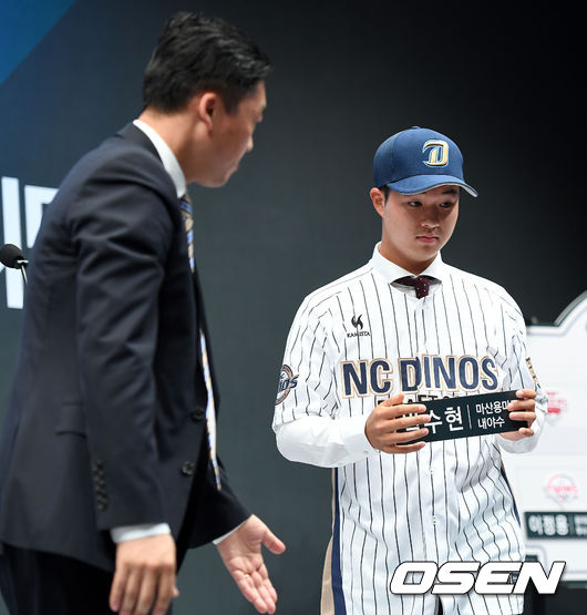 NC 1차지명 마산용마고 박수현이 포토타임을 준비하고 있다. /dreamer@osen.co.kr