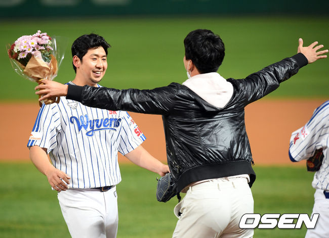 은퇴를 선언한 SK 윤희상이 지난 10월 30일 LG전에서 1회 한 타자만 상대하고 마운드를 내려가며 깜짝 방문한 김광현(세인트루이스)과 포옹을 하고 있다./rumi@osen.co.kr