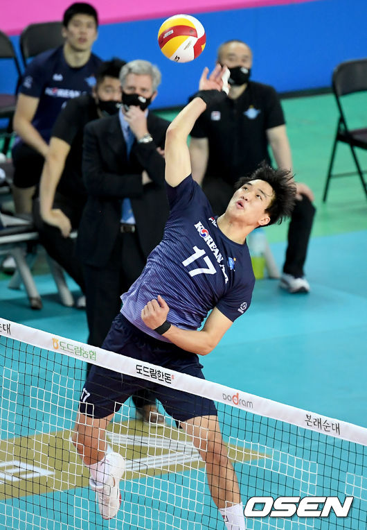 6일 오후 인천 계양체육관에서 '도드람 2020-2021 V리그' 남자부 대한항공과 한국전력의 경기가 열렸다.1세트 대한항공 임동혁이 강타를 하고 있다./ksl0919@osen.co.kr