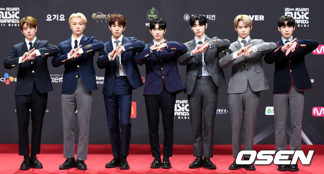 [OSEN=사진팀] 6일 오후 2020 엠넷 아시안 뮤직 어워즈(2020 MAMA) 레드카펫 행사가 열렸다. 그룹 엔하이픈(ENTHYPEN)이 포토타임을 갖고 있다./photo@osen.co.kr[사진] CJ ENM 제공