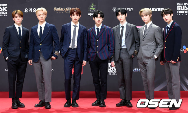 [OSEN=사진팀] 6일 오후 2020 엠넷 아시안 뮤직 어워즈(2020 MAMA) 레드카펫 행사가 열렸다. 그룹 엔하이픈(ENTHYPEN)이 포토타임을 갖고 있다./photo@osen.co.kr[사진] CJ ENM 제공