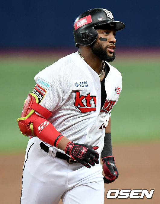 10일 오후 서울 고척스카이돔에서 '2020 신한은행 SOL KBO리그' 플레이오프 KT 위즈와 두산 베어스의 경기가 열렸다.3회말 2사 KT 로하스가 추격의 솔로 홈런을 날린 뒤 그라운드를 돌고 있다./ksl0919@osen.co.kr