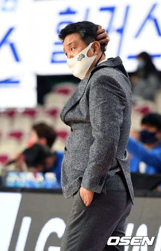 2쿼터 전자랜드 유도훈 감독이 경기를 지켜보고 있다. /youngrae@osen.co.kr 