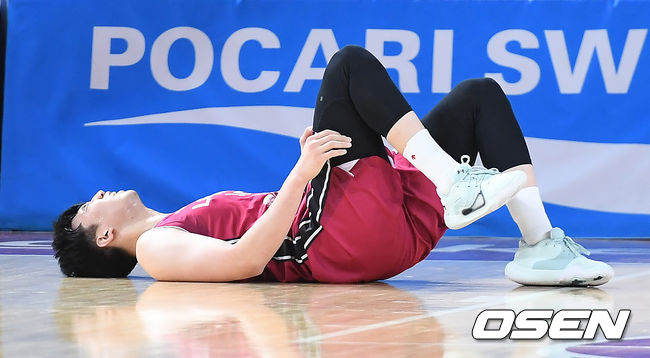 4쿼터 LG 서민수가 부상을 당해 코트에 누워있다. /youngrae@osen.co.kr 