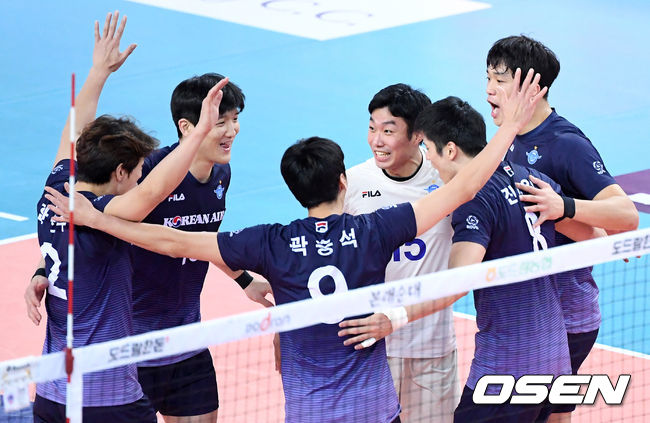 9일 오후 인천 계양체육관에서 ‘2020-2021 도드람 V-리그’ 대한항공과 삼성화재의 경기가 열렸다.1세트 득점에 성공한 대한항공 선수들이 환호하고 있다. /sunday@osen.co.kr