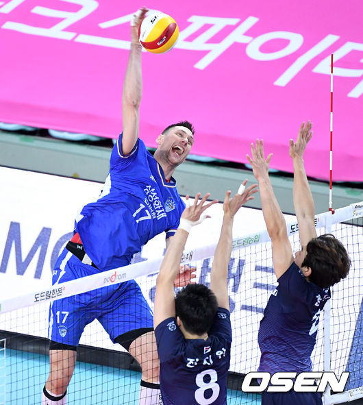 9일 오후 인천 계양체육관에서 ‘2020-2021 도드람 V-리그’ 대한항공과 삼성화재의 경기가 열렸다.2세트 삼성화재 바르텍이 대한항공의 블로킹 벽을 피해 공격을 시도하고 있다. /sunday@osen.co.kr