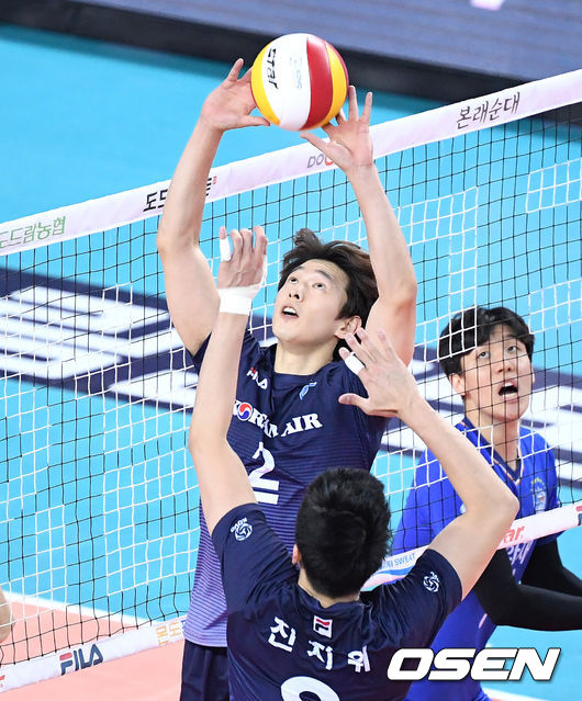 9일 오후 인천 계양체육관에서 ‘2020-2021 도드람 V-리그’ 대한항공과 삼성화재의 경기가 열렸다.2세트 대한항공 한선수가 토스하고 있다. /sunday@osen.co.kr