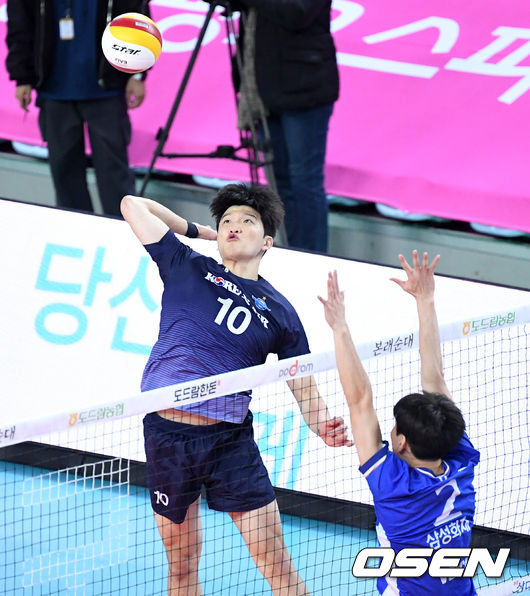 9일 오후 인천 계양체육관에서 ‘2020-2021 도드람 V-리그’ 대한항공과 삼성화재의 경기가 열렸다.1세트 대한항공 정지석이 삼성화재의 블로킹 벽을 피해 공격을 시도하고 있다. /sunday@osen.co.kr