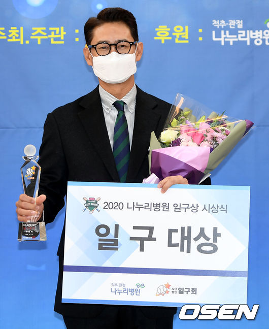 10일 오전 서울 잠실구장에서 ‘2020 나누리병원 일구상 시상식’이 열렸다. LG 박용택이 대상을 수상하고 있다. 2020. 12. 10 사진공동취재단