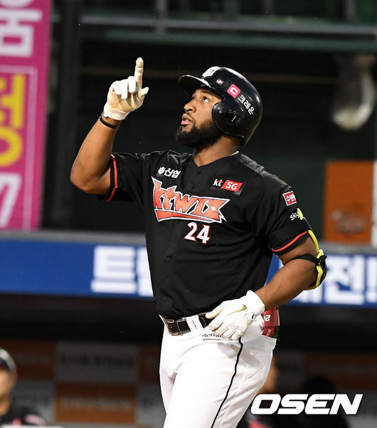 9회초 무사에서 KT 로하스가 좌월 솔로포를 날리고 세리머니를 하고 있다.  /jpnews@osen.co.kr