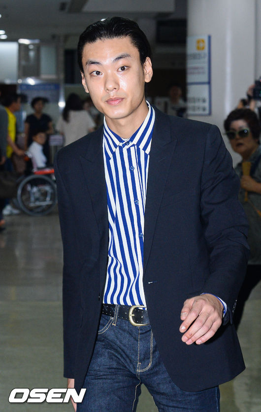 <br />래퍼 아이언이 20일 오전 서울 서초구 서울중앙지방법원에 열리는 상해 혐의 선고 공판을 위해 법원으로 출석하고 있다.<br /><br />앞서 검찰은 아이언이 혐의를 부인하고 합의를 하지 못했다는 점을 들어 징역 1년을 구형했다.<br /><br />검찰에 따르면 아이언은 지난해 9월 서울 종로에 위치한 자신의 집에서 여자친구의 얼굴을 때린 혐의를 받고 있다. 지난해 10월에는 헤어지자고 하는 여자친구의 목을 조르고 폭력을 행사해 여자친구의 손가락 뼈가 골절되는 부상을 입히고 스스로 자신의 얼굴을 때리고 흉기로 허벅지를 자해하며 "네가 찌른 것이라 경찰에 말하겠다"고 협박한 혐의 등의 혐의도 있다./  soul1014@osen.co.kr