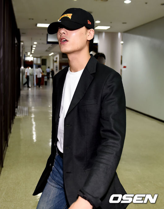 상해 및 특수 협박 혐의로 불구속기소 된 래퍼 아이언의 항소심 1차 공판이 23일 오전 서울 서초구 서울중앙지방법원에서 열렸다.<br /><br />한편 1심 재판부는 아이언에게 징역 8월, 집행유예 2년, 사회봉사 80시간을 선고했지만 양측 모두가 항소를 제기했고, 지난달 열린 첫 항소심 공판에 아이언이 출석하지 않아 연기됐다.<br /><br />아이언이 법원으로 들어서고 있다. /pjmpp@osen.co.kr