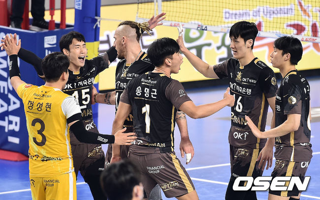 경기 종료 후 OK그융그룹 선수들이 승리를 기뻐하고 있다. /cej@osen.co.kr