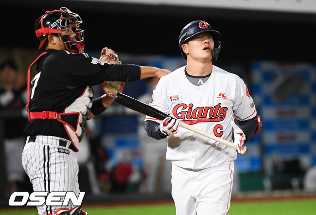 6회초 1사 만루 롯데 민병헌이 헛스윙 삼진으로 물어난뒤 아쉬워하고 있다. / soul1014@osen.co.kr