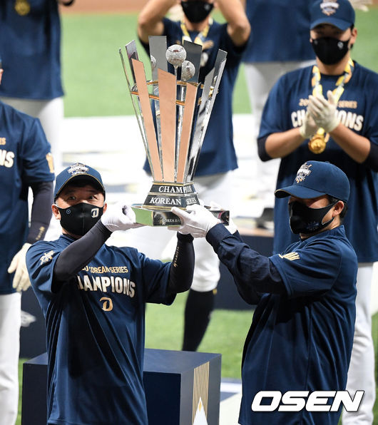 NC 김택진 구단주와 황순현 대표가 우승 트로피를 들고 기뻐하고 있다. /jpnews@osen.co.kr