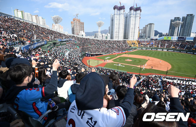 23일 오후 부산 사직야구장에서 ‘2019년 신한은행 마이카 KBO리그’ 개막전 롯데 자이언츠와 키움 히어로즈의 경기가 열렸다.관중석을 가득 메운 야구팬들이 열띤 응원을 펼치고 있다./sunday@osen.co.kr