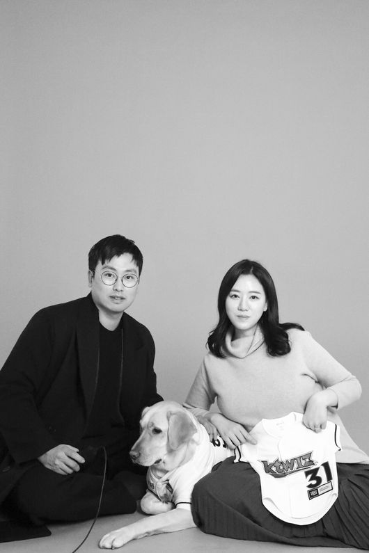 [사진] 포즈를 취한 전유수, 이봄이 커플, 그리고 두 사람이 입양한 유기견 ‘한빛’