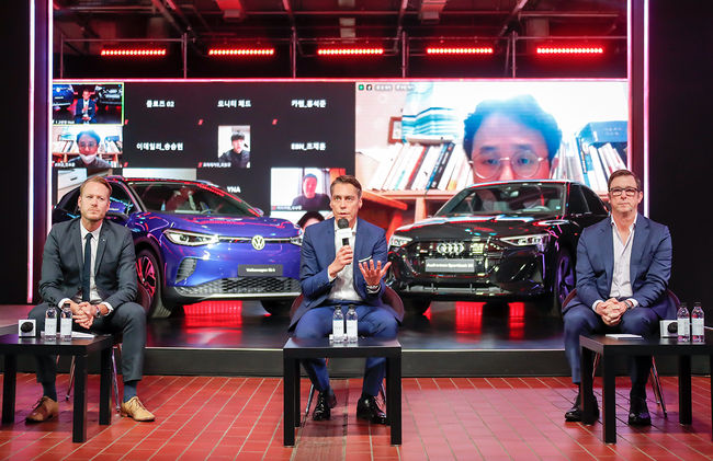 아우디폭스바겐코리아 폭스바겐 부문 사장 슈테판 크랍(Stefan Krapp), 아우디폭스바겐코리아 그룹사장 르네 코네베아그(René Koneberg), 아우디폭스바겐코리아 아우디 부문 사장 제프 매너링(Jeff Mannering)이 디지털 기자 간담회를 갖고 있다. 
