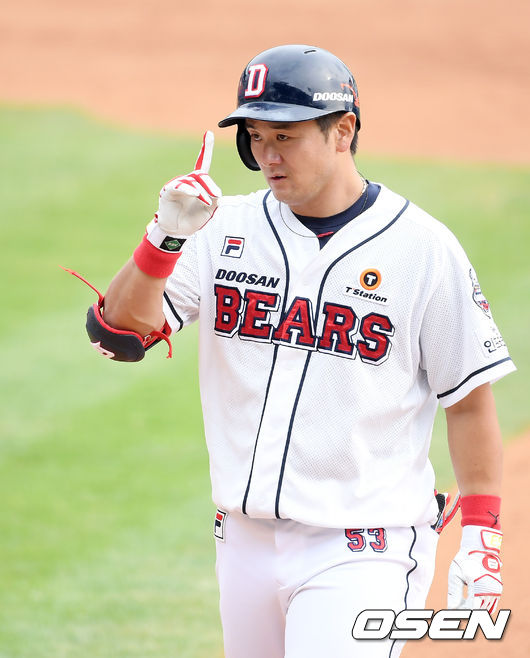 4회말 두산 선두타자 최주환이 중전 안타를 때려낸 뒤 세리머니를 하고 있다. /cej@osen.co.kr