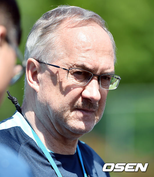 2018년 러시아 월드컵 최종 예선 8차전을 앞두고 2일 오전 파주 국가대표트레이닝센터(NFC)에서 열린 남자축구대표팀 소집훈련에서 슈틸리케 감독이 인터뷰를 기다리고 있다. / eastsea@osen.co.kr