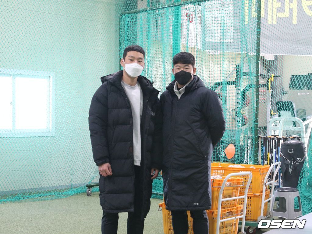 SK 투수 출신으로 '파이어볼러'로 이름을 알렸던 엄정욱(왼쪽)은 현역 시절을 함께 보냈던 홍명찬 코치와 유소년 육성에 힘쓰고 있다.