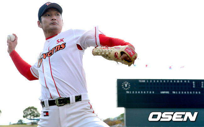 2014년 11월 일본 가고시마현 사쓰마센다이시 종합운동공원 야구장에서 SK 와이번스의 마무리훈련이 진행됐다. SK 엄정욱이 캐치볼 훈련을 진행하고 있다.