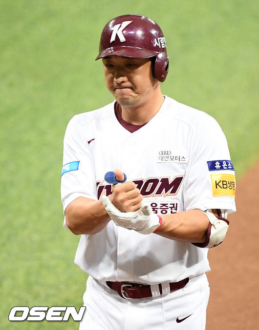 7회말 무사 주자 3루 키움 이택근이 중견수 앞 1타점 적시타를 날린 후 1루에서 기뻐하고 있다./ rumi@osen.co.kr