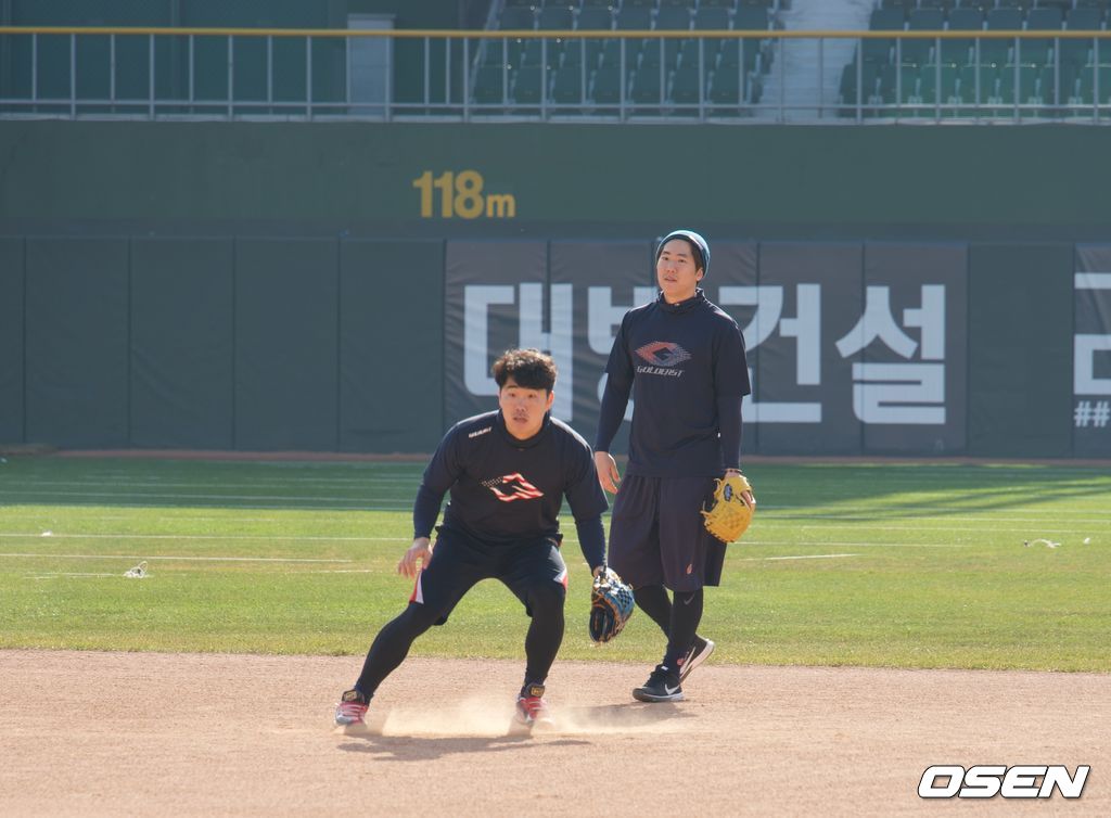 부산 사직구장에서 훈련 중인 KT 신본기. /jhrae@osen.co.kr