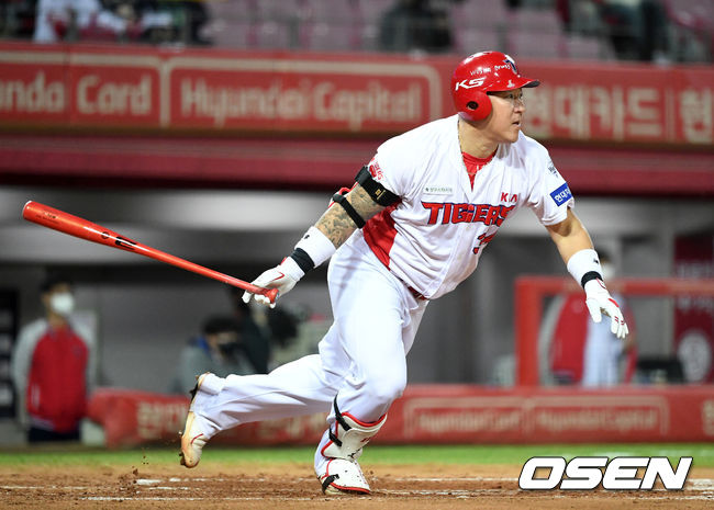 28일 오후 광주기아챔피언스필드에서 ‘2020 신한은행 SOL KBO 리그’ KIA 타이거즈와 KT 위즈의 경기가 열렸다.6회말 1사 1루에서 KIA 최형우가 우전 안타를 치고 있다./sunday@osen.co.kr