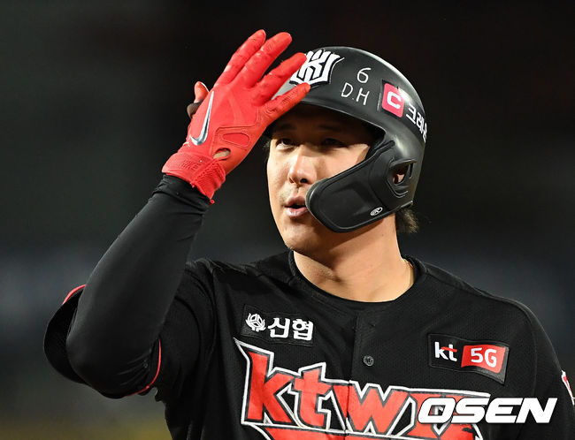 28일 오후 광주기아챔피언스필드에서 ‘2020 신한은행 SOL KBO 리그’ KIA 타이거즈와 KT 위즈의 경기가 열렸다.9회초 1사 1,2루에서 KT 황재균이 중전 적시타를 치고 환호하고 있다./sunday@osen.co.kr