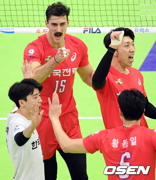 1세트 한국전력 선수들이 득점에 기뻐하고 있다. /cej@osen.co.kr