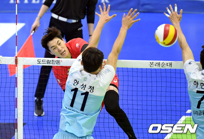 11일 오후 수원체육관에서 ‘도드람 2020-2021 V리그’ 남자부 한국전력과 우리카드의 경기가 열렸다. 2세트 한국전력 박철우가 강타를 하고 있다. /cej@osen.co.kr