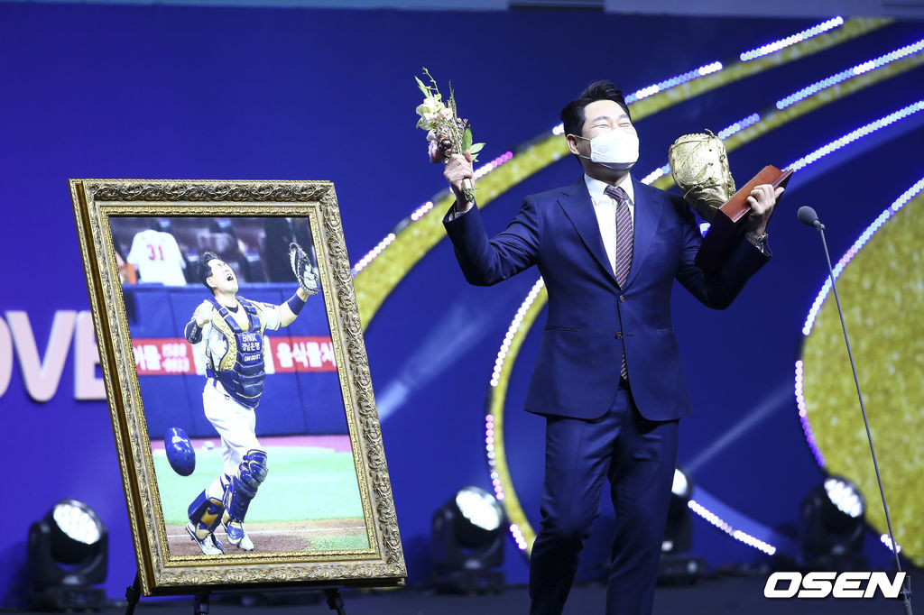 [OSEN=사진팀] NC 양의지가 골든포토상을 수상한 뒤 포즈를 취하고있다. 골든포토상은 한국스포츠사진기자회가 그 해 그라운드에서 가장 멋진 포즈를 보여준 선수를 선정해 시상한다. 수상자는 대형 액자와 캐논 카메라를 부상으로 받는다. 올해는 NC 다이노스 양의지가 한국시리즈 6차전에서 우승을 확정하며 환호하는 모습으로, 오센 박준형 기자가 취재해 시상자로 무대에 올랐다. / 사진제공=KBO