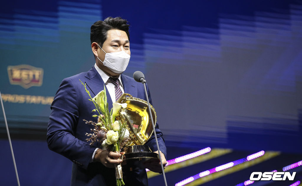 [OSEN=사진팀] 역대 최고 득표율을 작성하며 3년 연속, 개인 통산 6번째 황금장갑을 수상한 NC 양의지(타점/장타율 2위, 홈런 공동 4위, 출루율 9위, 타율 10위) / 사진=KBO