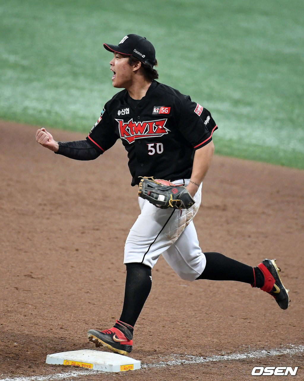 KT 강백호가 플레이오프 3차전 두산과의 경기에서 승리하며 기뻐하고 있다. KT의 창단 첫 포스트시즌 승리./jpnews@osen.co.kr