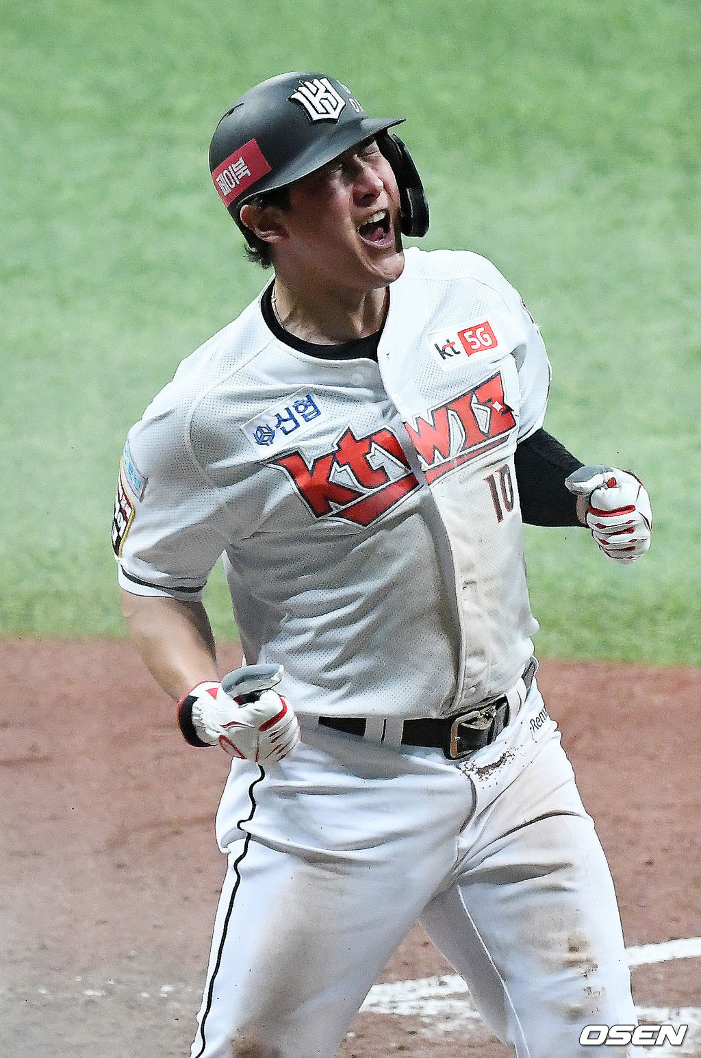 KT 황재균이 두산과의 플레이오프에서 홈으로 몸을 날려 세이프 된 후 기뻐하고 있다. /rumi@osen.co.kr