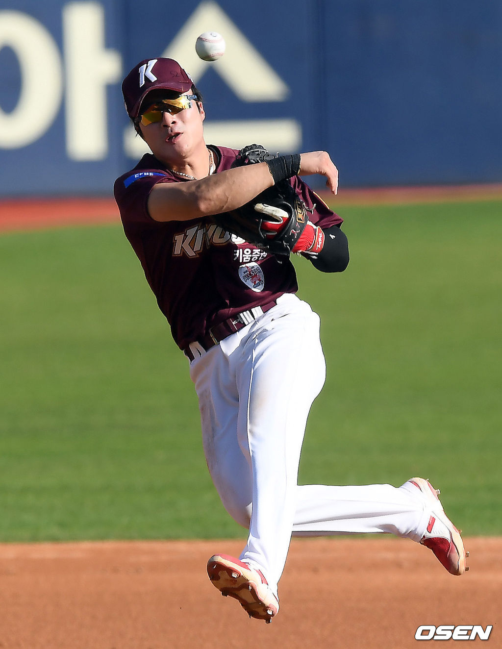 키움 김하성이 두산과 경기에서 1루로 송구하고 있다. /cej@osen.co.kr
