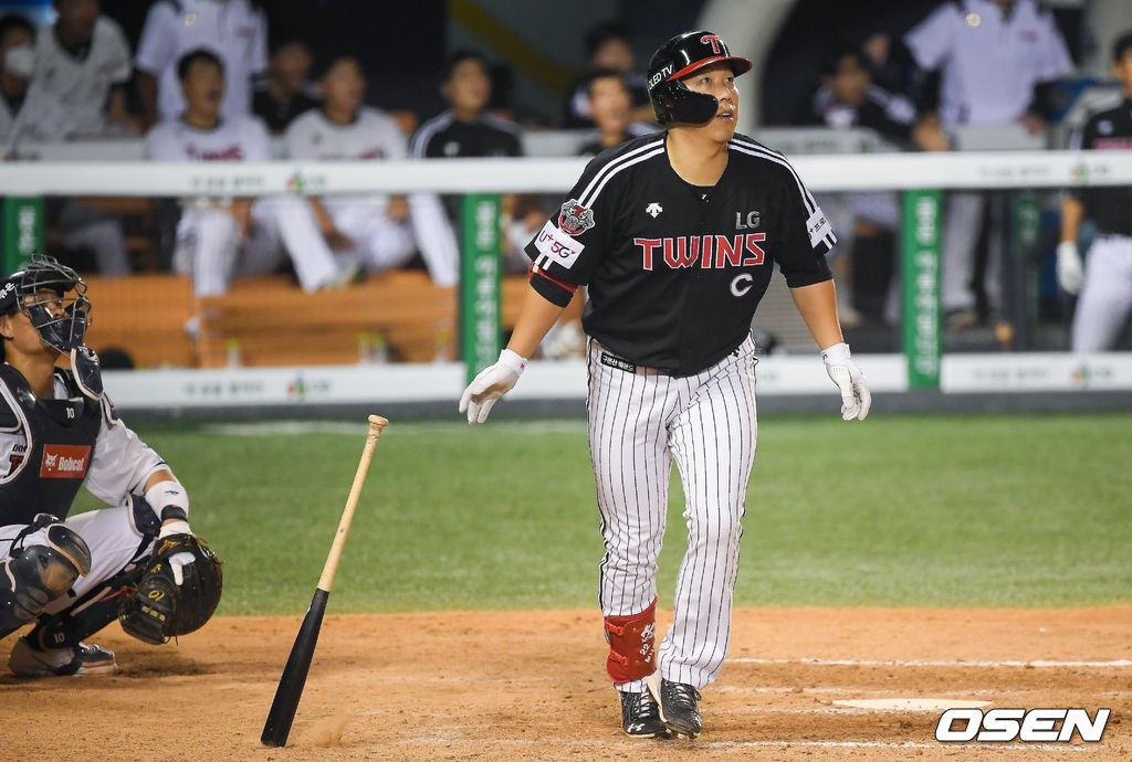 LG 김현수가 두산과의 경기에서 투런 홈런을 날리고 있다. 김현수는 이 홈런으로 KBO 통산 18번째 1000타점을 기록했다. / soull1014@osen.co.kr