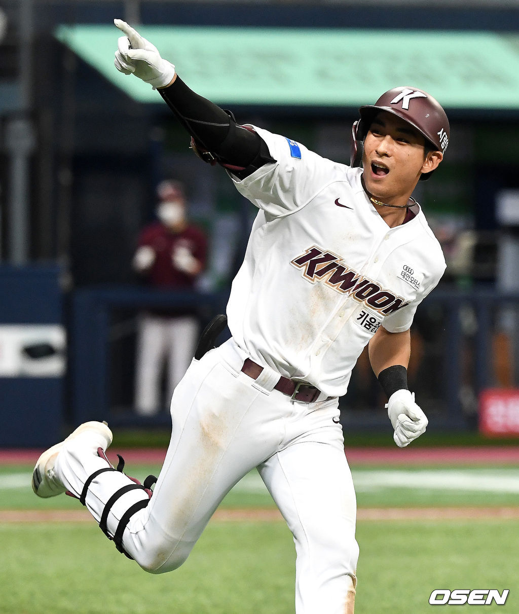 키움 이정후가 한화와의 경기에서 끝내기 우월 솔로포를 날리고 그라운드를 돌며 환호하고 있다. / dreamer@osen.co.kr