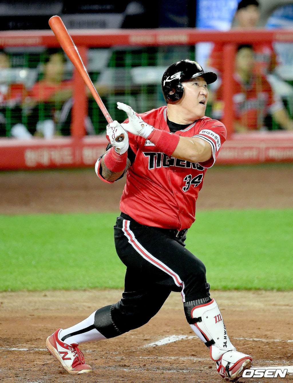 KIA 최형우가 삼성과의 경기에서 적시타를 날리고 있다./ksl0919@osen.co.kr