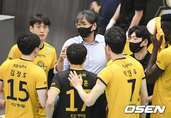 1세트 KB손해보험 이상열 감독이 작전 지시를 하고 있다. / soul1014@osen.co.kr