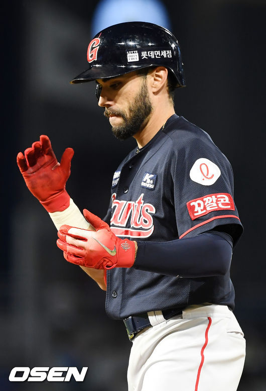 5회초 1사 주자 만루 롯데 아수아헤가 우익수 앞 동점 1타점 적시타를 날린 후 1루에서 박수를 치고 있다./rumi@osen.co.kr