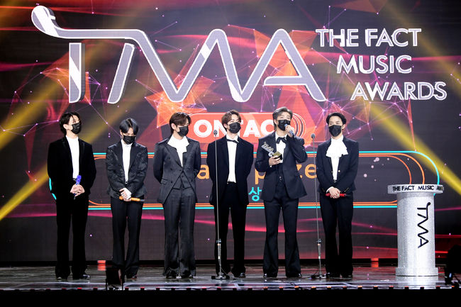 TMA에는 방탄소년단(BTS)을 비롯해 슈퍼주니어, 뉴이스트, GOT7(갓세븐), 몬스타엑스, 세븐틴, 강다니엘, 트와이스, 마마무, (여자)아이들, ITZY(있지), 스트레이 키즈(Stray Kids), 투모로우바이투게더, 에이티즈, 크래비티, 위클리, 더보이즈, 아이즈원, 제시 등 전 세계에서 최정상의 인기를 달리고 있는 K팝 아티스트들이 출연했다. 12일 오후 4시 레드카펫, 오후 6시 본 시상식이 방송되며 네이버 V LIVE 등을 통해 전세계 30여개국에 동시 중계됐다./사진=더팩트 제공