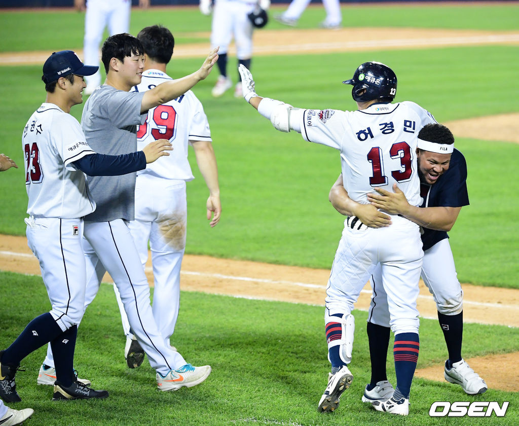 연장 11회말 2사 1,2루에서 두산 허경민이 끝내기 안타를 날리고 동료선수들과 기뻐하고 있다. /jpnews@osen.co.kr