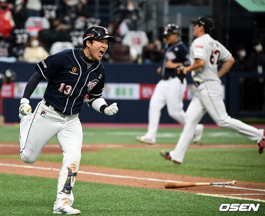 9일 오후 서울 고척스카이돔에서 '2020 신한은행 SOL KBO리그' 플레이오프 KT 위즈와 두산 베어스의 경기가 열렸다.8회초 2사 1,3루 두산 허경민이 적시타를 때린 뒤 기뻐하고 있다. /youngrae@osen.co.kr