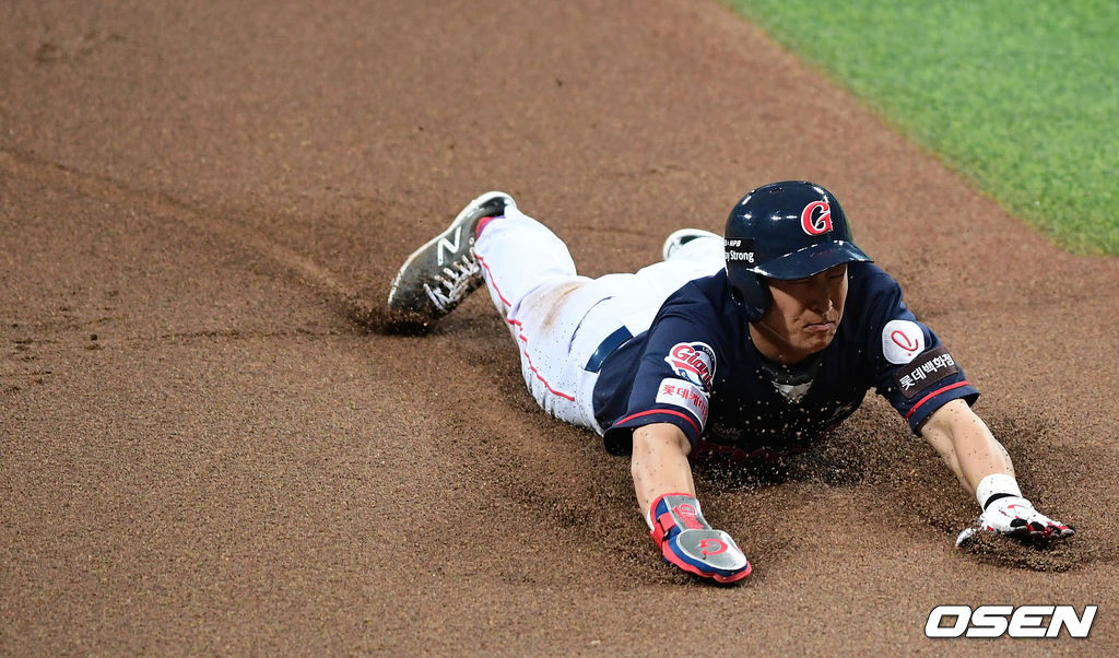 1회초 1사 2루에서 롯데 손아섭이 전준우 타석에 폭투를 틈타 3루에서 슬라이딩 세이프되고 있다. /jpnews@osen.co.kr 