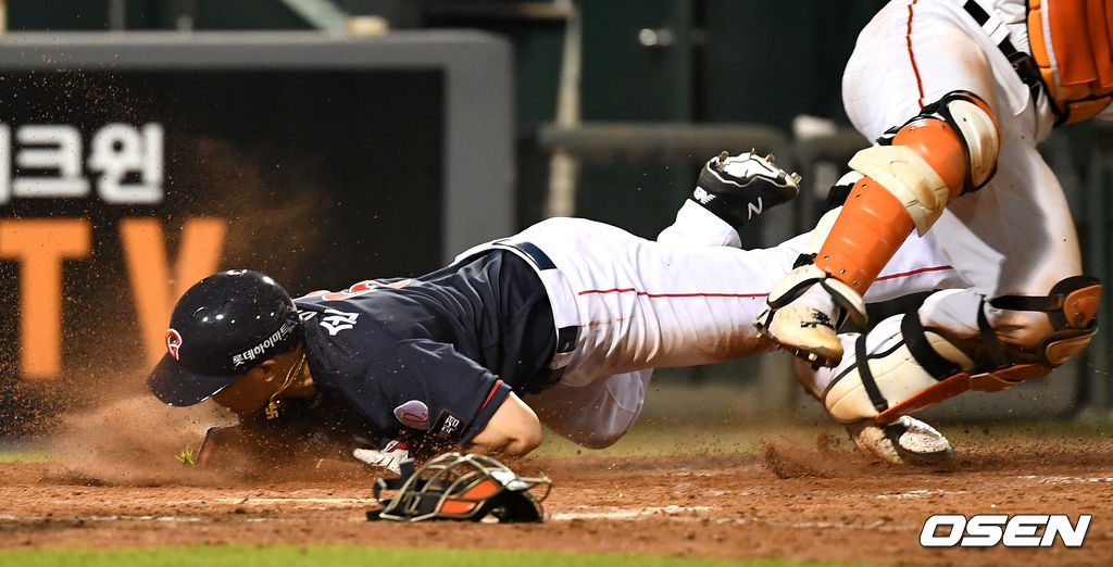 7일 대전 한화생명이글스파크에서 ‘2020 신한은행 SOL KBO리그’ 한화 이글스와 롯데 자이언츠의 경기가 열렸다.연장 11회초 2사 2루 상황 롯데 김준태의 역전 1타점 적시타 때 주자 손아섭이 홈까지 내달려 세이프되고 있다. / dreamer@osen.co.kr